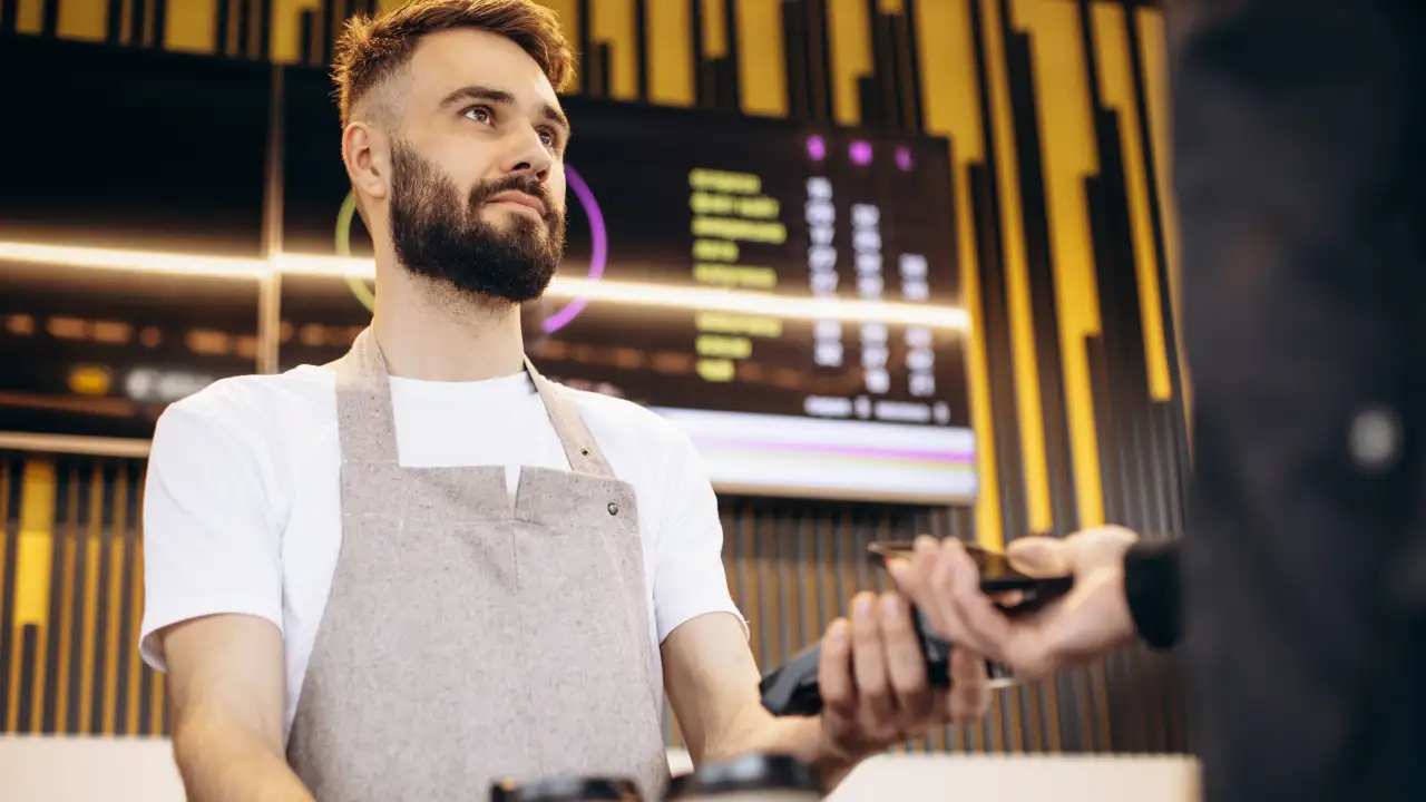 Сотрудник кафе.