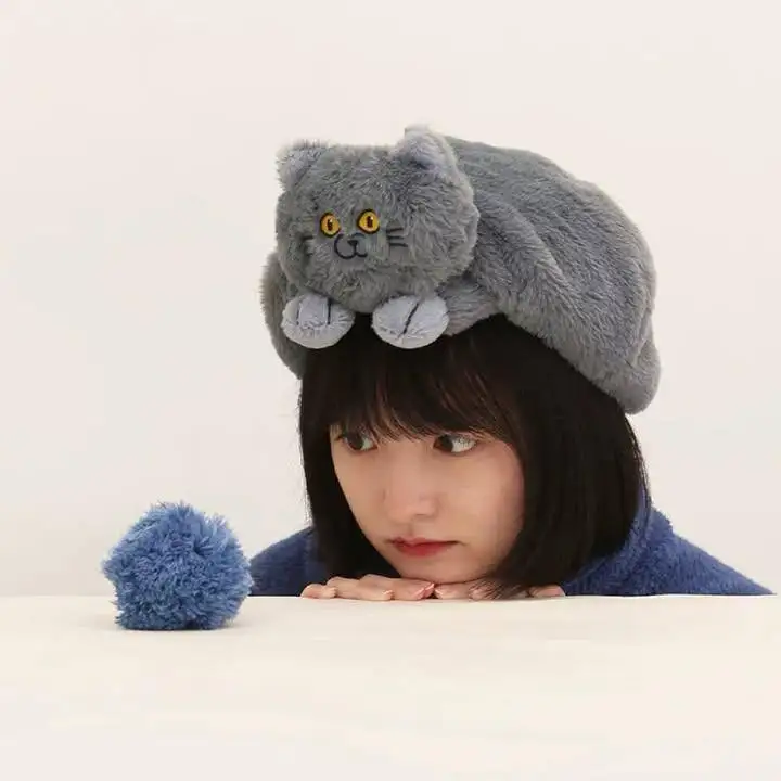 Шапка в виде серого котика.