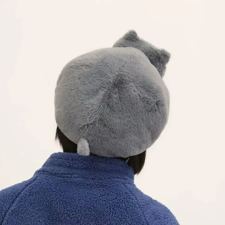 Шапка в виде серого котика сзади.