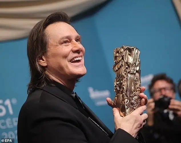 Джим Керри на красной дорожке 51-й церемонии вручения премии «Сезар». Джим Керри на красной дорожке 51-й церемонии вручения премии «Сезар».