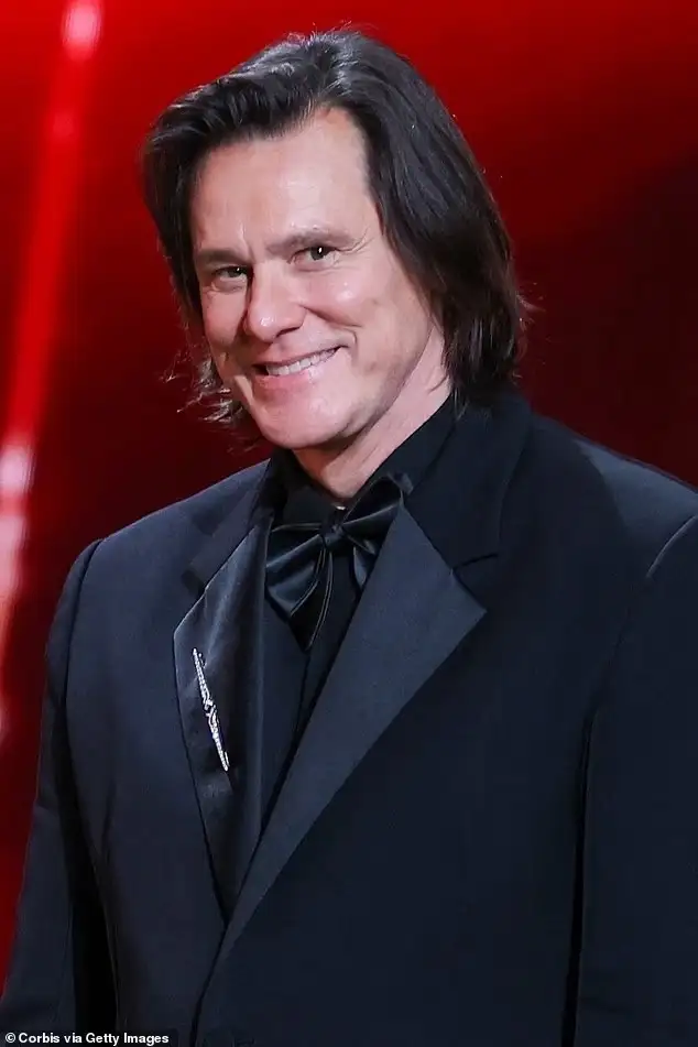 Джим Керри на красной дорожке 51-й церемонии вручения премии «Сезар». Джим Керри на красной дорожке 51-й церемонии вручения премии «Сезар».