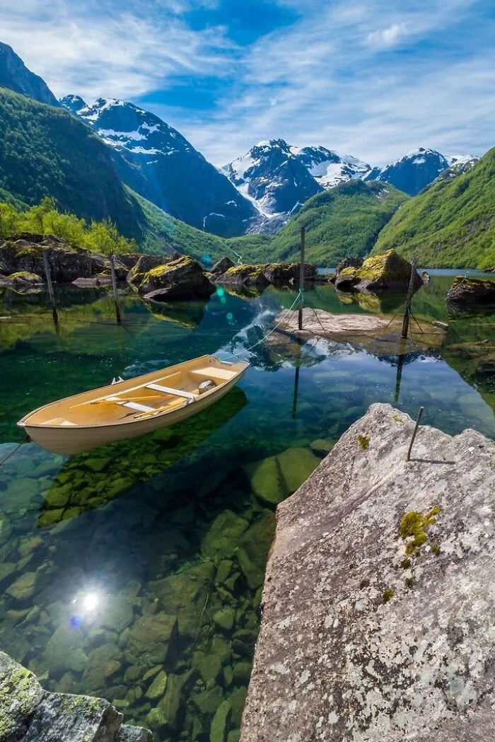 Одно из многочисленных норвежских озер.