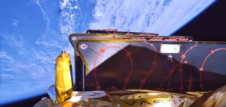 Аппарат уже развернул свои солнечные панели. Аппарат уже развернул свои солнечные панели.