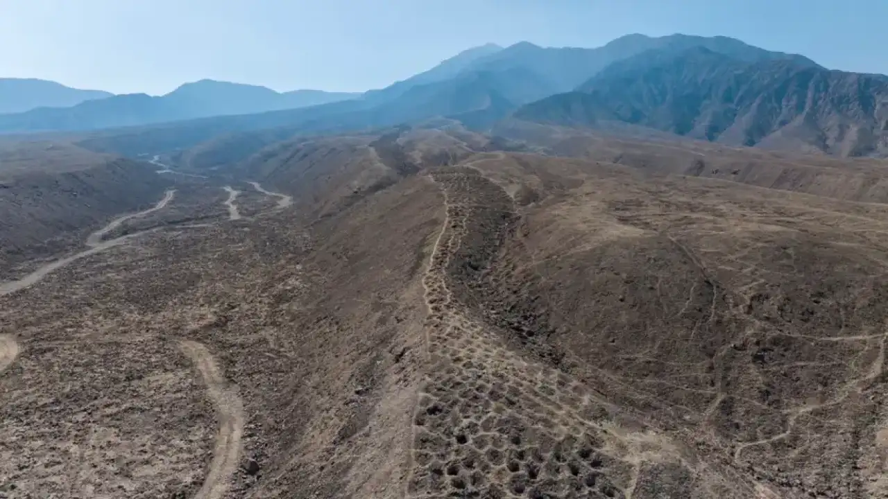 Аэрофотоснимок полосы дыр в Монте-Сьерпе, Перу.