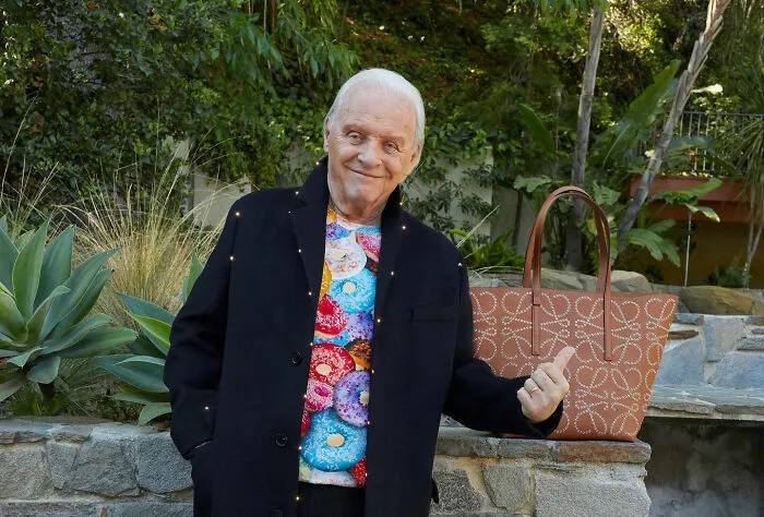 Энтони Хопкинс великолепно имитирует голоса других актёров. На протяжении всей своей карьеры он много раз перезаписывал голоса известных коллег, которые были недоступны для перезаписи.