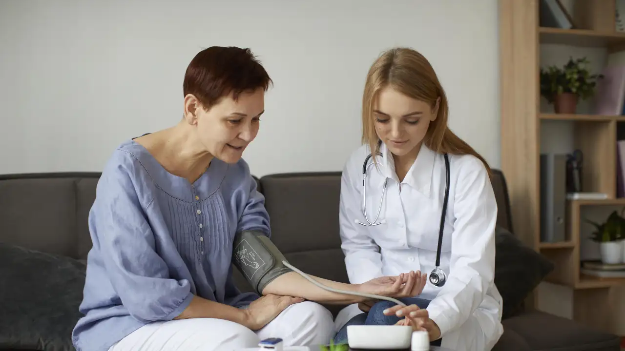 Женщина измеряет давление.