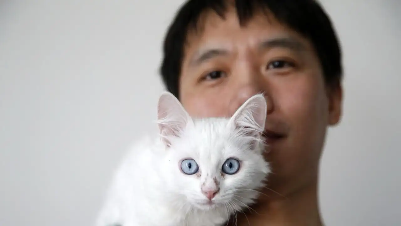 Парень с котом.