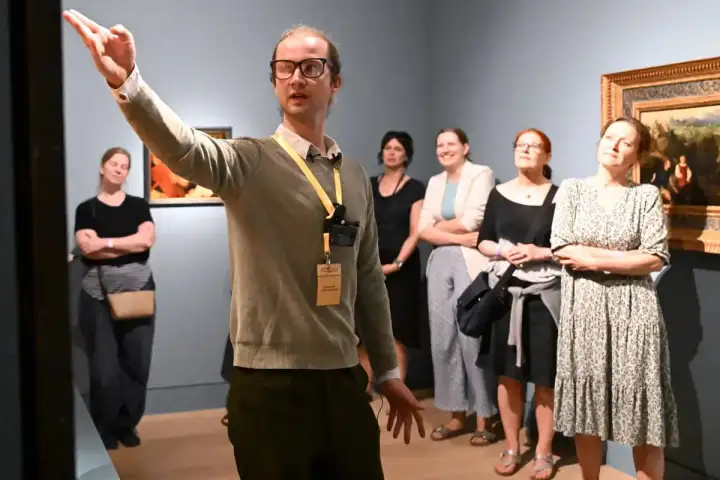 Их ведет гид по имени Карстен, чья главная фишка — тотальное хамство.