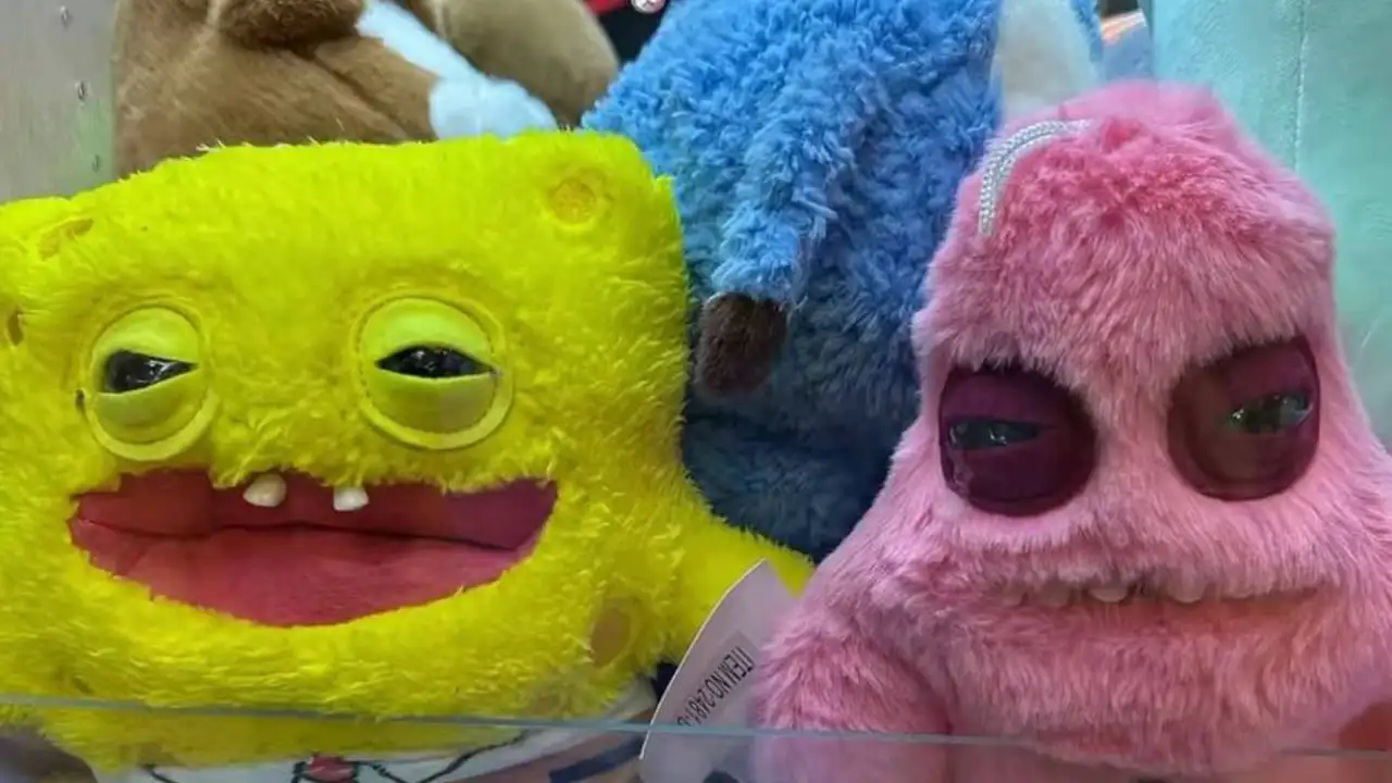 Странные игрушки в виде Губки Боба и Патрика.