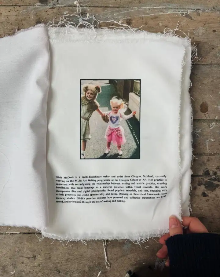 Она сшила страницы белой нитью, чтобы это было похоже на книгу.