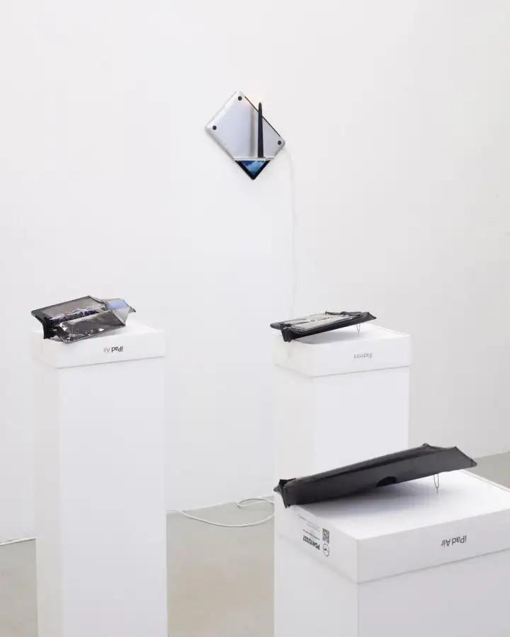 Устройства Apple в качестве арт-объектов.