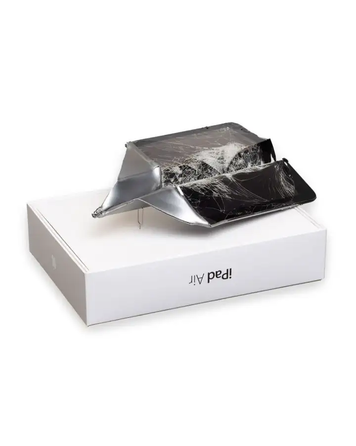 iPad в виде бумажного самолетика.