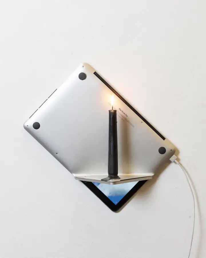 iPad в качестве настенного подсвечника.