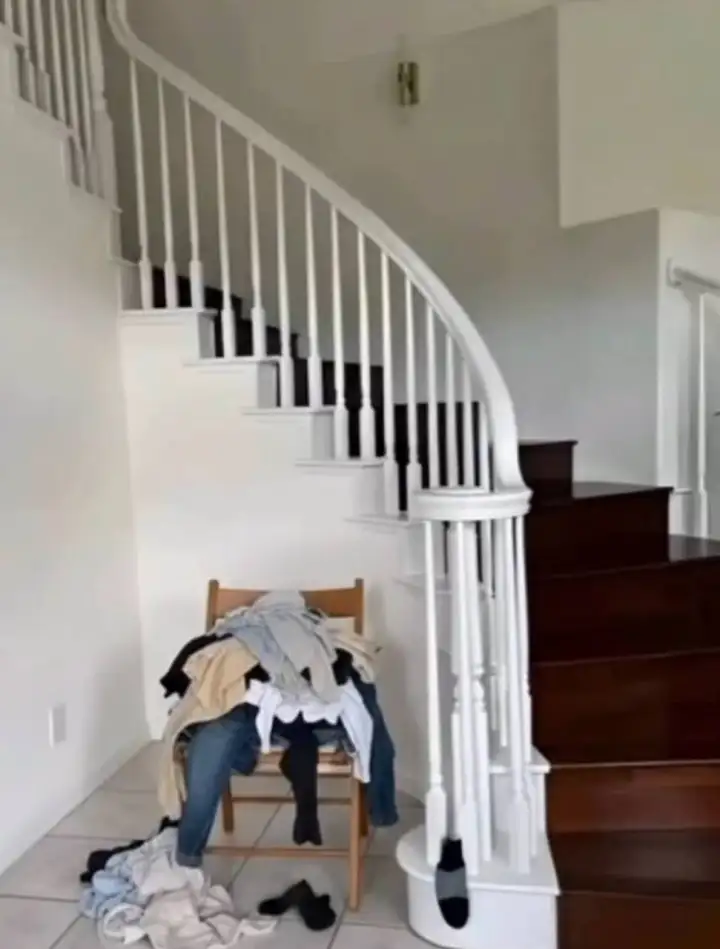 Еще одни поставили тот самый стул с вещами. Еще одни поставили тот самый стул с вещами.