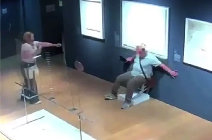 Туристы сломали кресло «Ван Гог» Николы Боллы ради фотографии