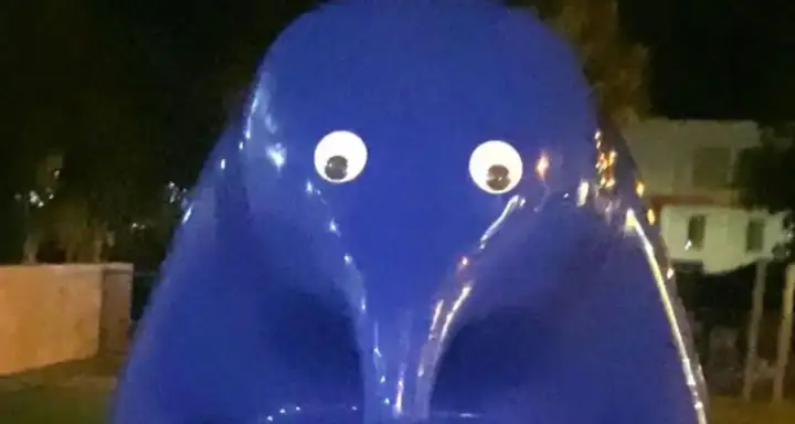 Скульптура «Голубая капля» с глазами.