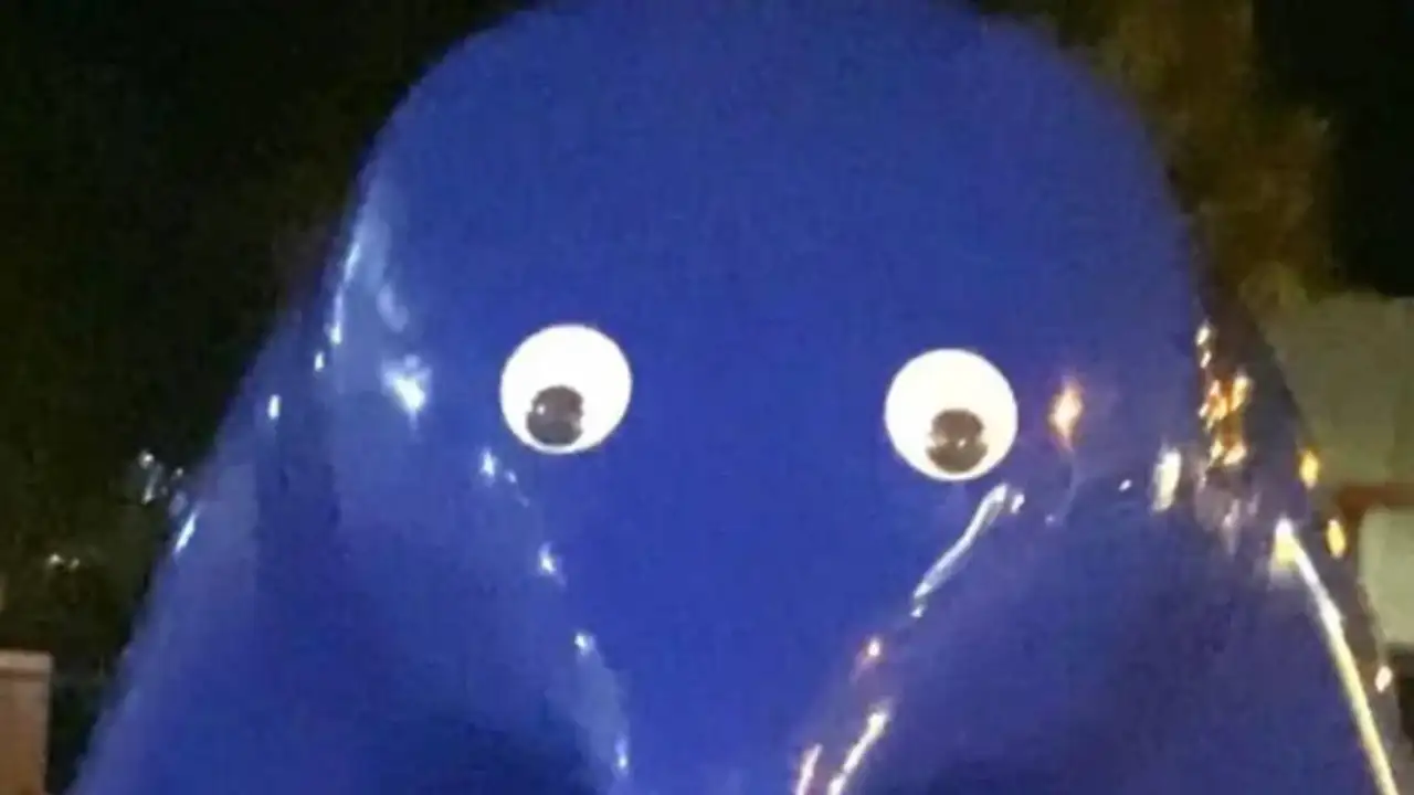 Скульптура «Голубая капля» с глазами.