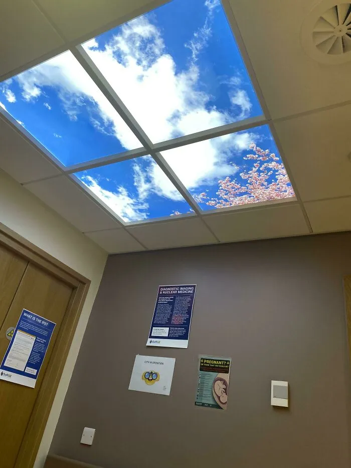Фальшивое светодиодное окно на потолке в больничной палате.