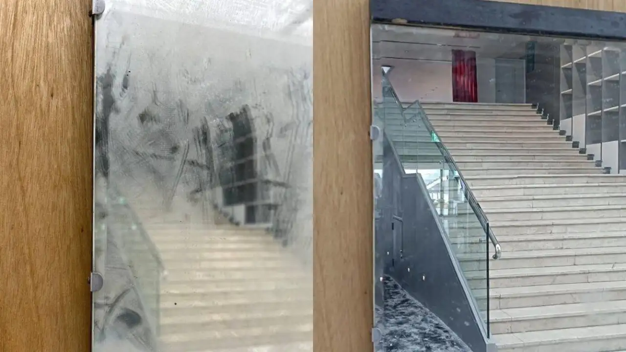 Экспонат «Inverted Syntax 16» до и после уборки.