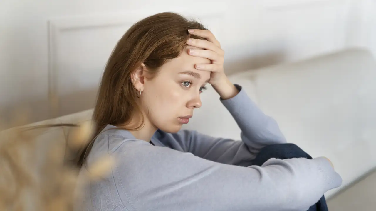 Женщины с тревогой.