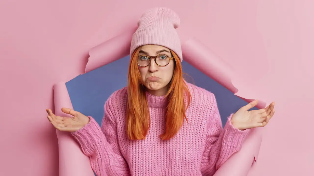 Извиняющаяся девушка.