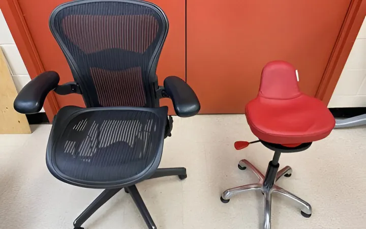 Обычное офисное кресло (слева) и динамическое кресло (справа). 