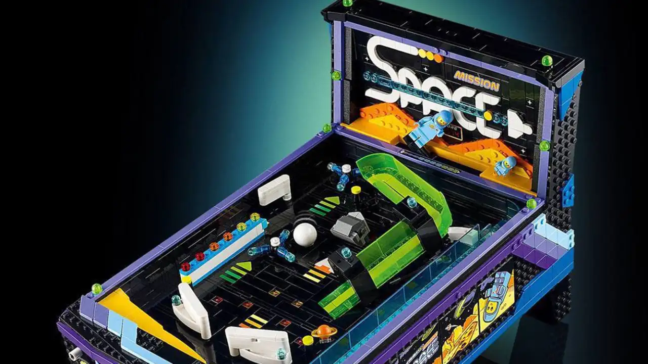 Настоящий пинбол из LEGO.