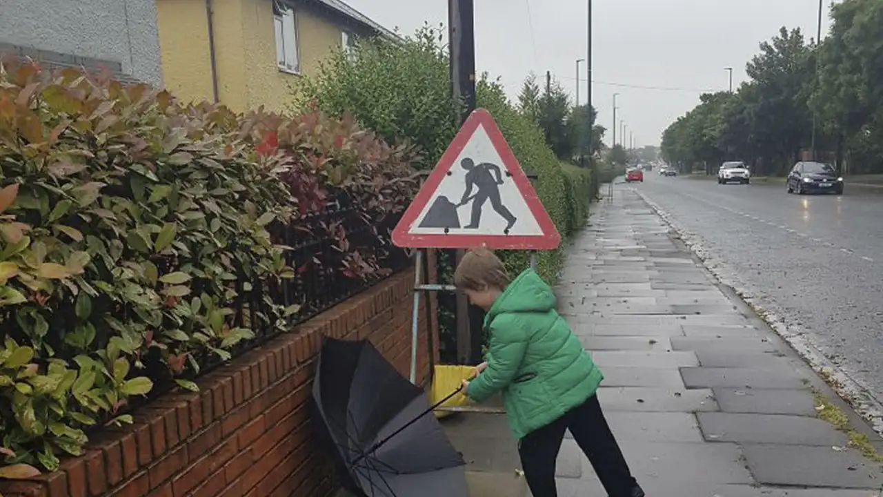 Мальчик повторяет то, что изображено на знаке.