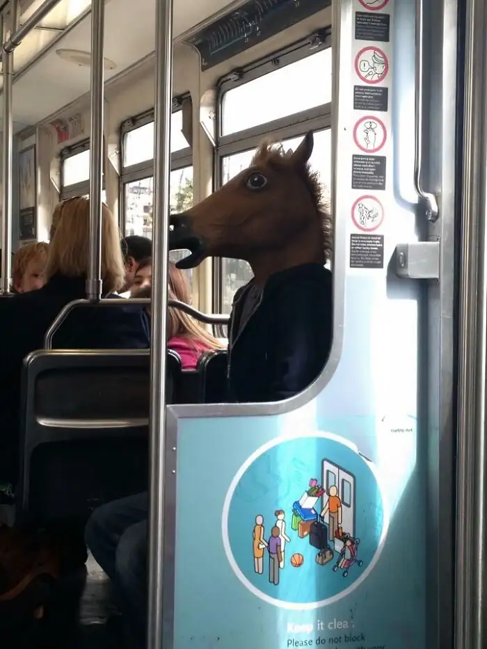 «Моя подруга впервые поехала на метро и увидела это. Сейчас она ищет машину».