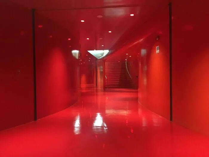 Красный зал в библиотеке Сиэтла.