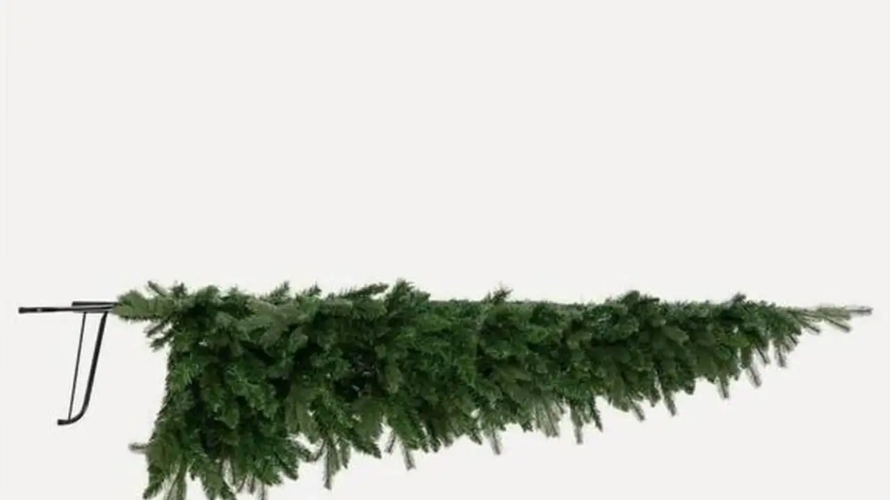 «Половинчатая» новогодняя елка.