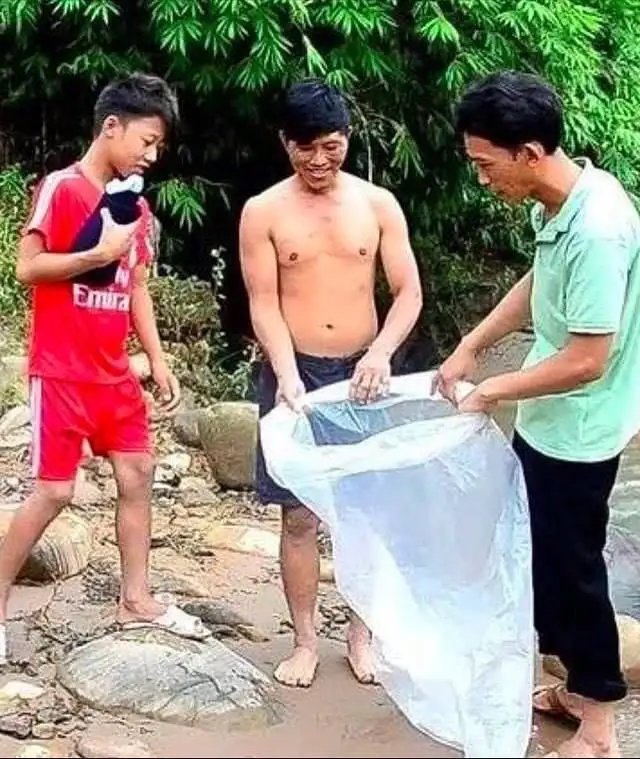 Во Вьетнаме родители отправляют детей в школу в полиэтиленовых мешках.