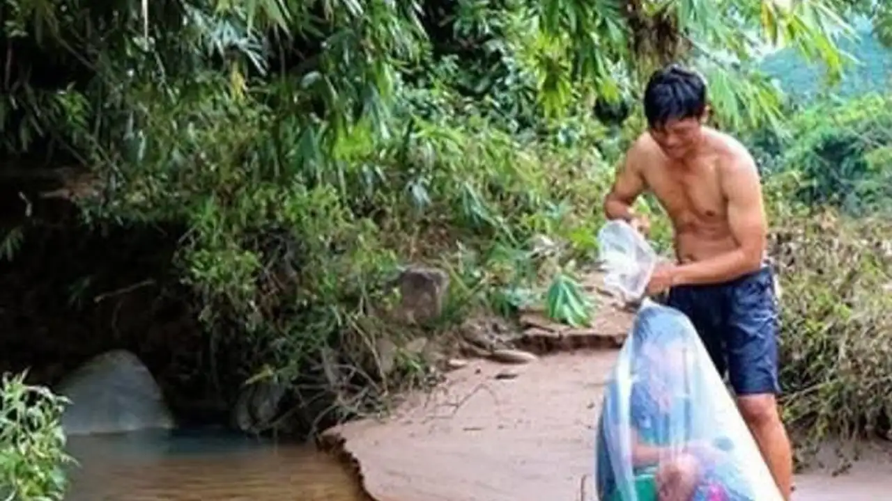 Во Вьетнаме дети добираются до школы в полиэтиленовых пакетах.
