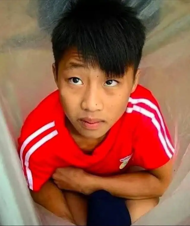 Так дети могут преодолеть разлив реки в сезон дождей во вьетнамской деревне Хуой Ха.