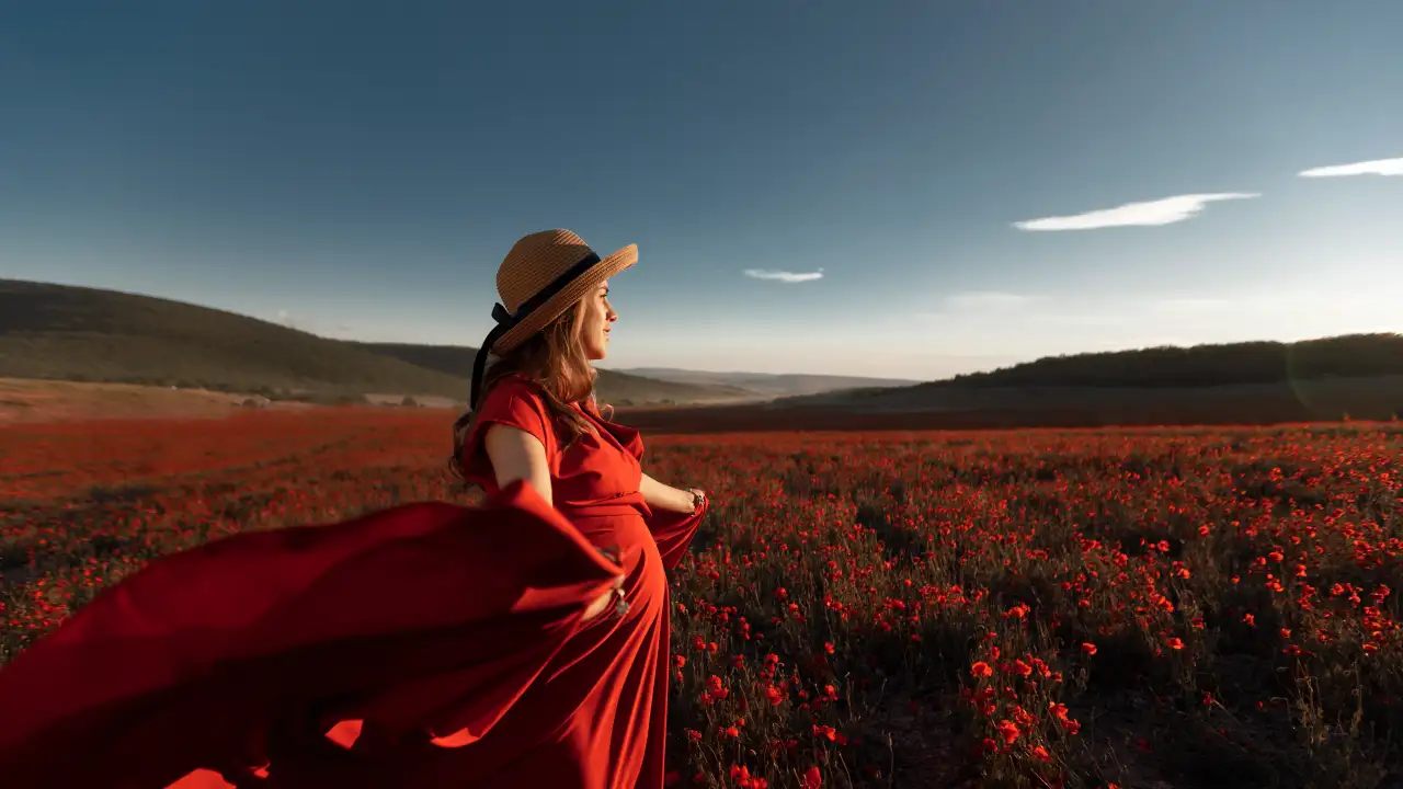 Женщина на цветочном лугу.