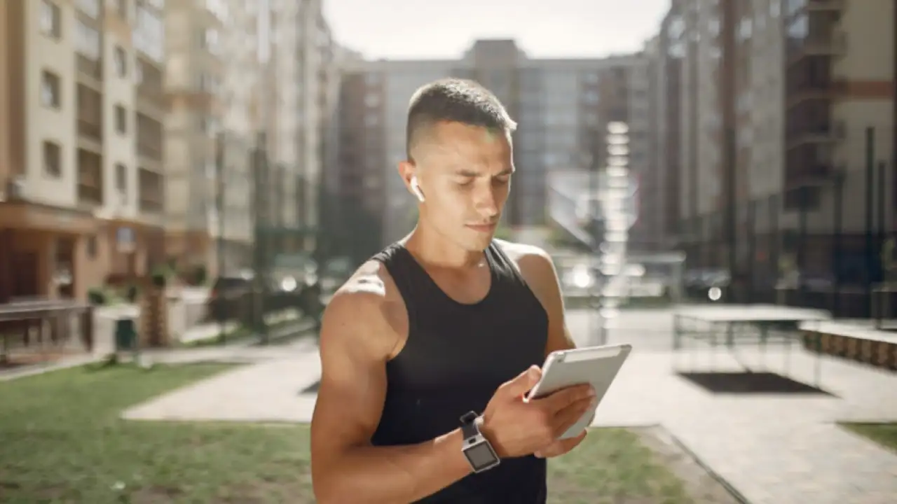 Спортсмен со смартфоном.