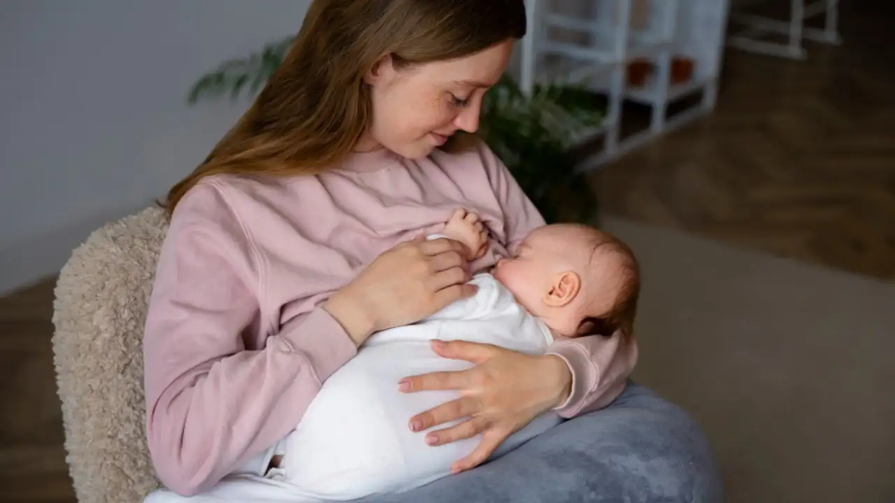 Мама с младенцем.