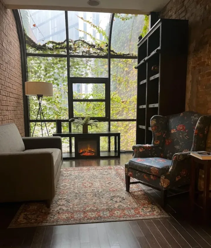 Небольшой читальный зал в книжном магазине.