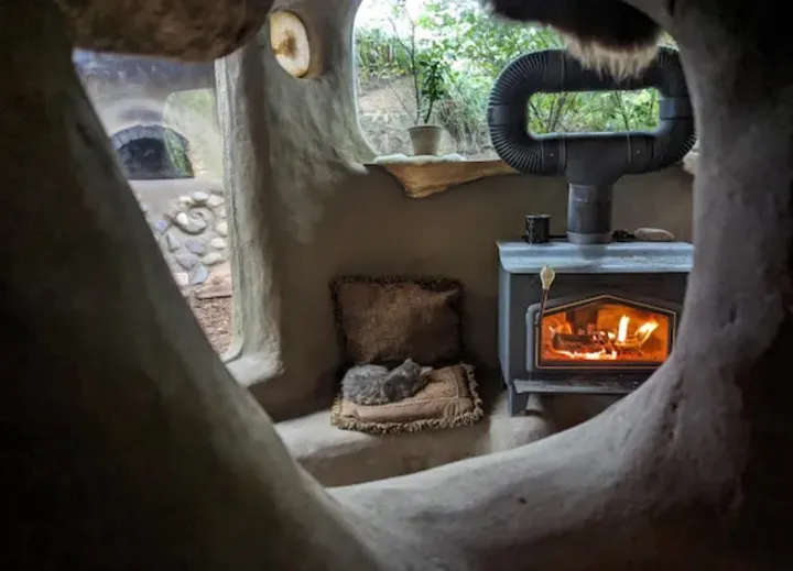 Маленький домик из глины.