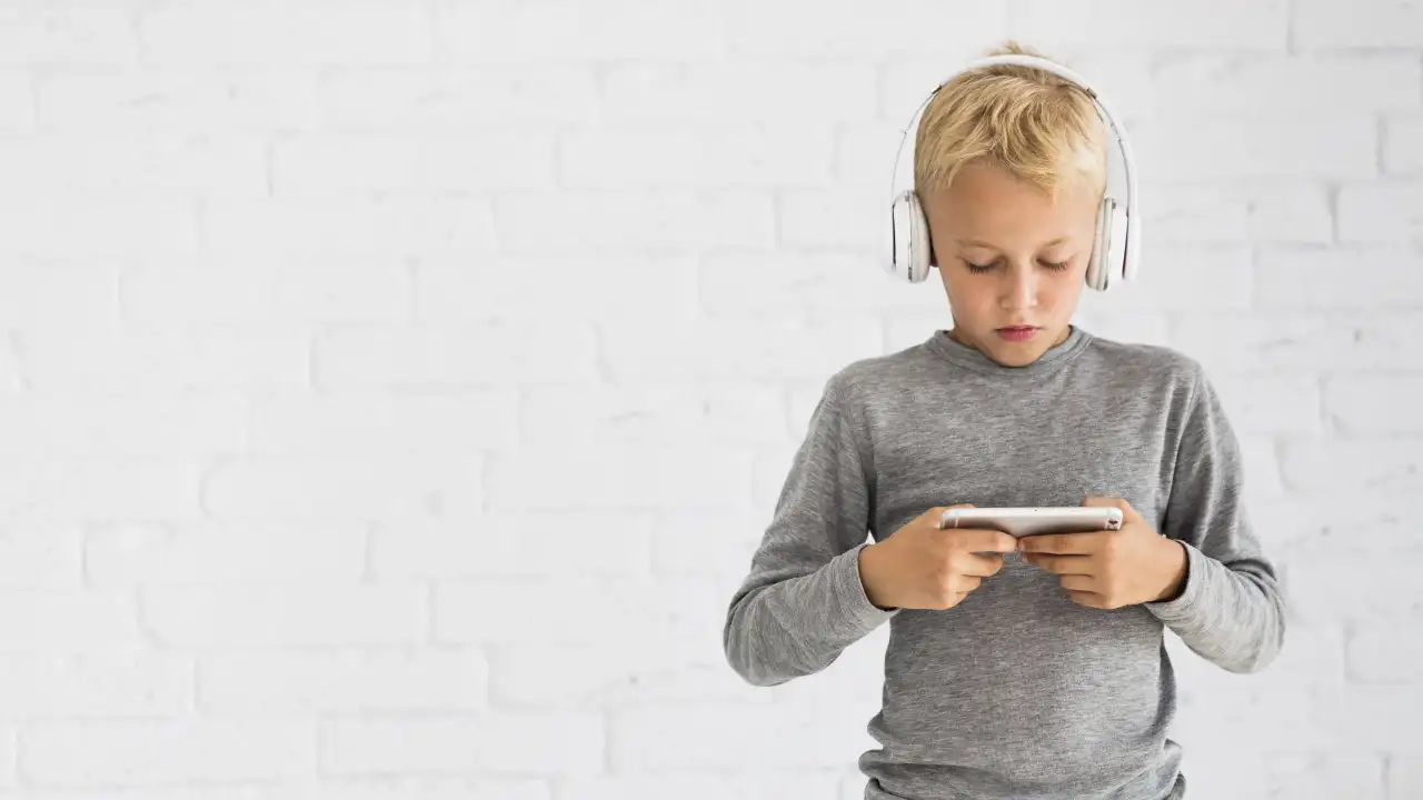 Мальчик с телефоном и наушниками. 
