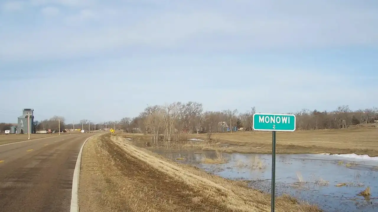 Въезд в город Монови.