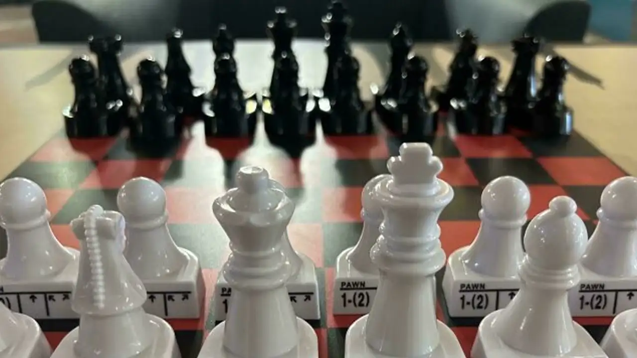 Схемы ходов прямо на шахматных фигурах.