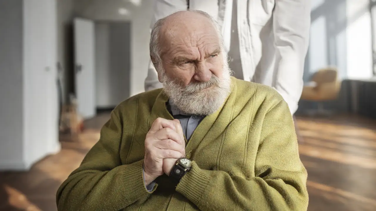 Мужчина с болезнью Паркинсона.