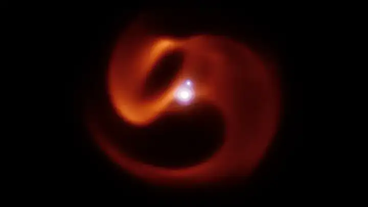 На этом снимке видны три звезды, хотя две звезды Вольфа-Райе в центре выглядят как одна.