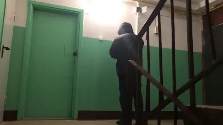 Молчаливый сосед в подъезде.