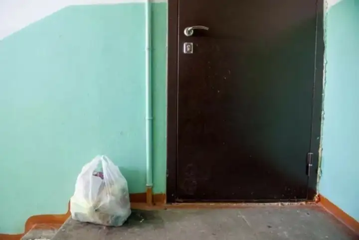 Мусор в подъезде.