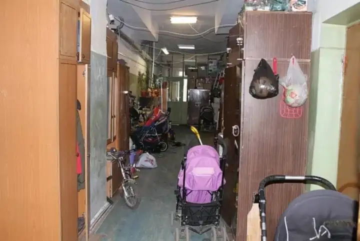 Захламленный общий коридор.