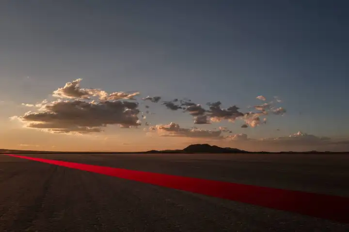 Арт-инсталляция El Mirage в пустыне Мохаве в Калифорнии.