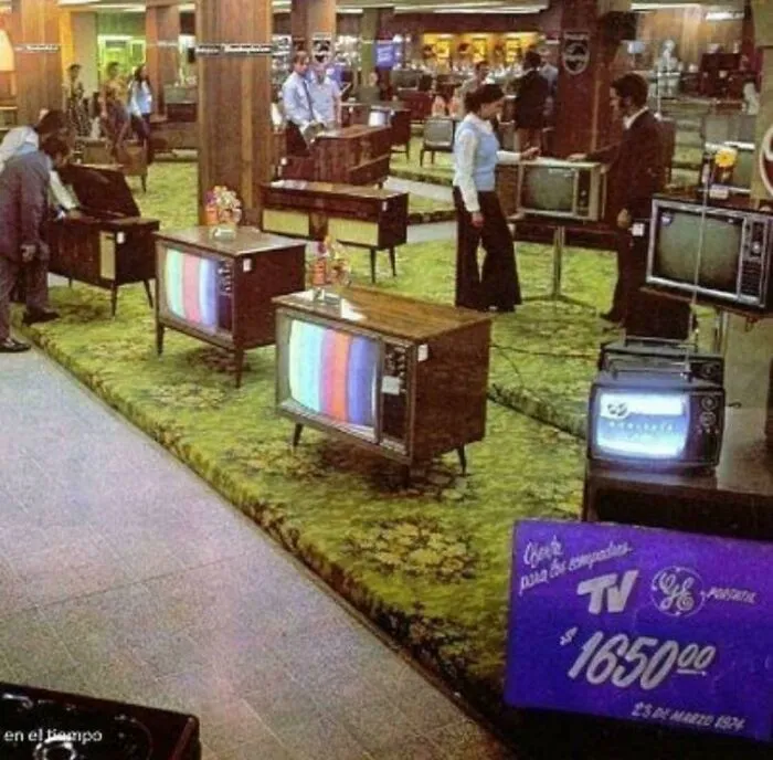 Шопинг в отделе телевизоров, 1974 год.