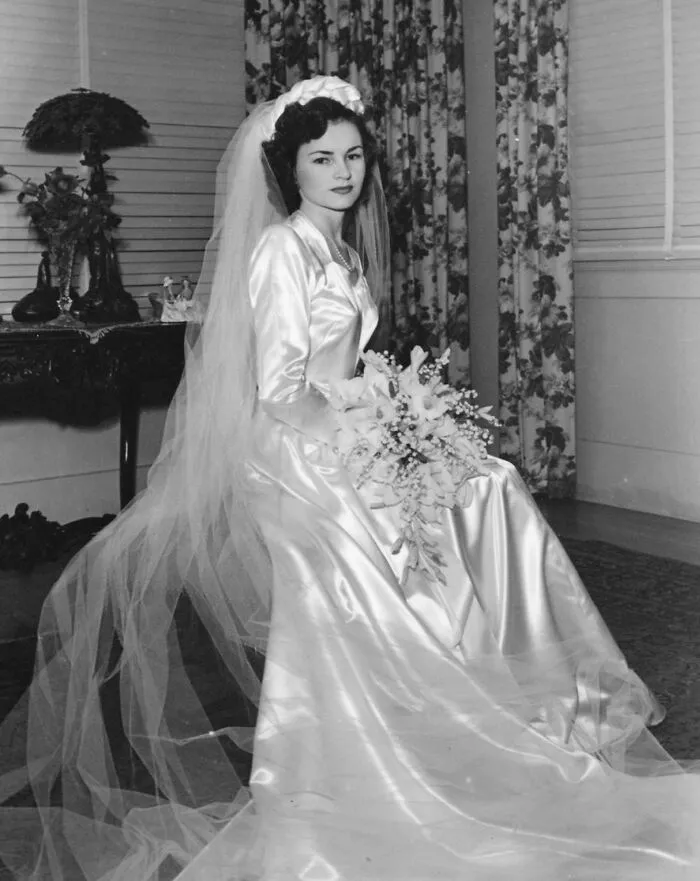 «Моя мама в день свадьбы, 1947 год».